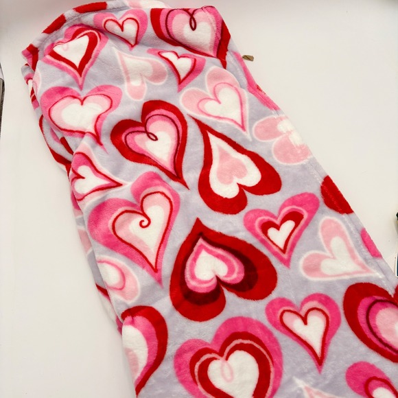 Betsey Johnson Ultra Soft Throw Blanket Groovy Hearts Red Pink Gray Valentine - Picture 3 of 5